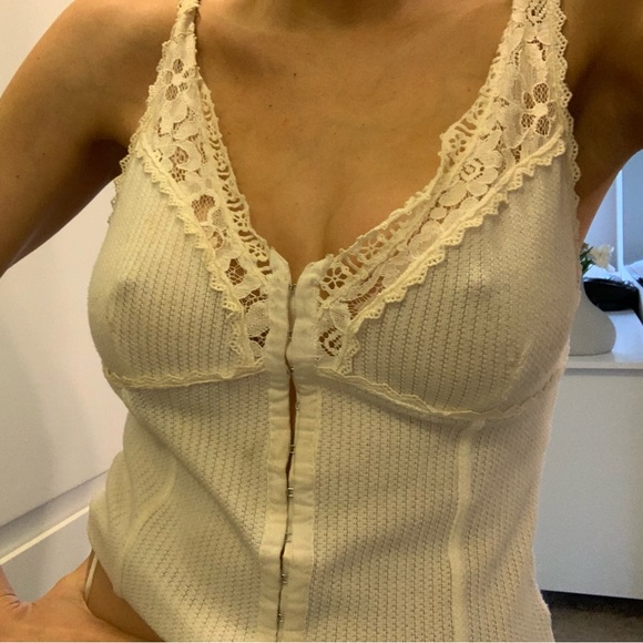 Gorgeous white lace top - Picture 3 of 6